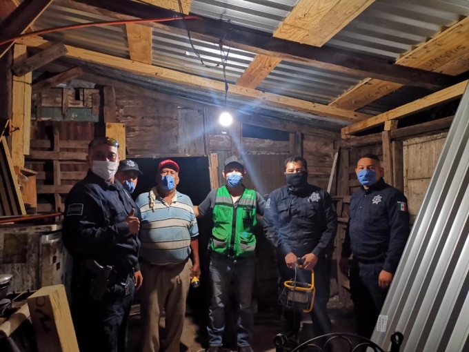PolicÃas construyen techo a casa de adulto mayor el chiltepin