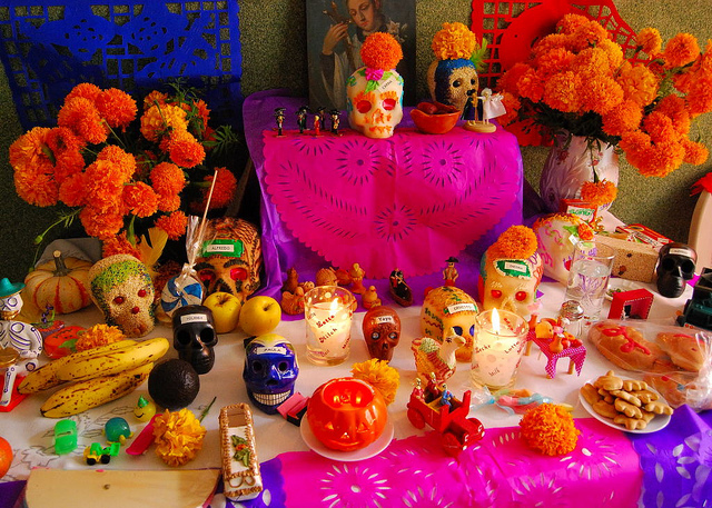 La ofrenda, una forma de convivir con los muertos :: El Chiltep�